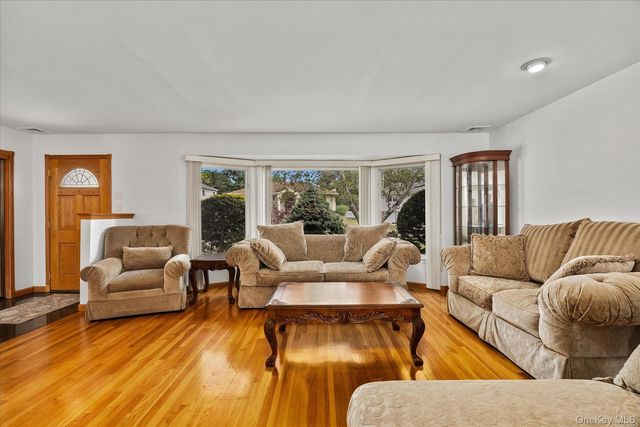 228 Robby Lane, Manhasset Hills, NY 11040