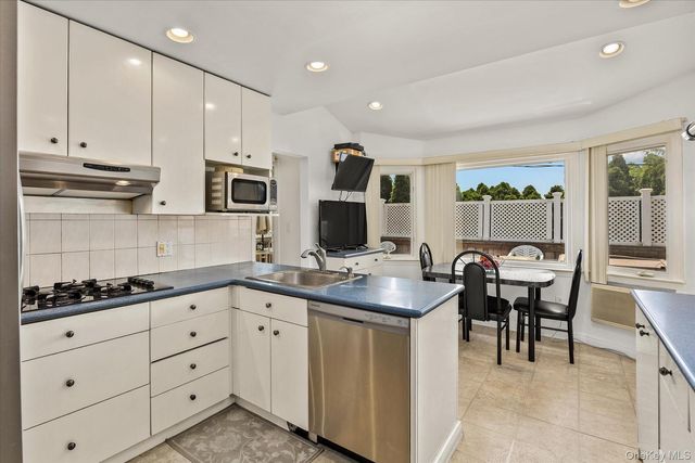 228 Robby Lane, Manhasset Hills, NY 11040