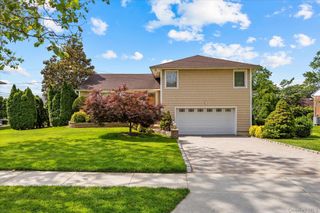 228 Robby Lane, Manhasset Hills, NY 11040