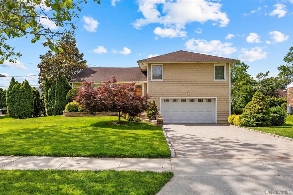 228 Robby Lane, Manhasset Hills, NY 11040
