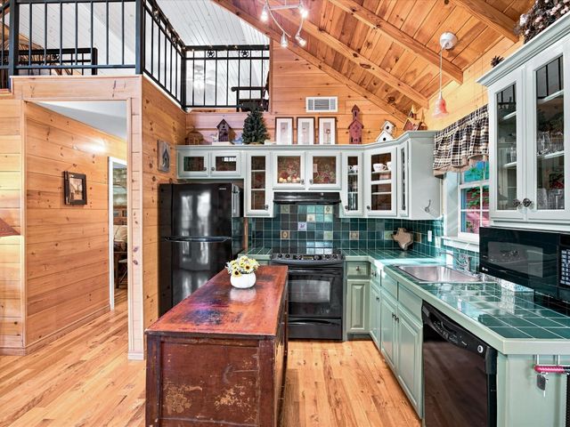 196 Lakecrest Drive, Pottsboro, TX 75076
