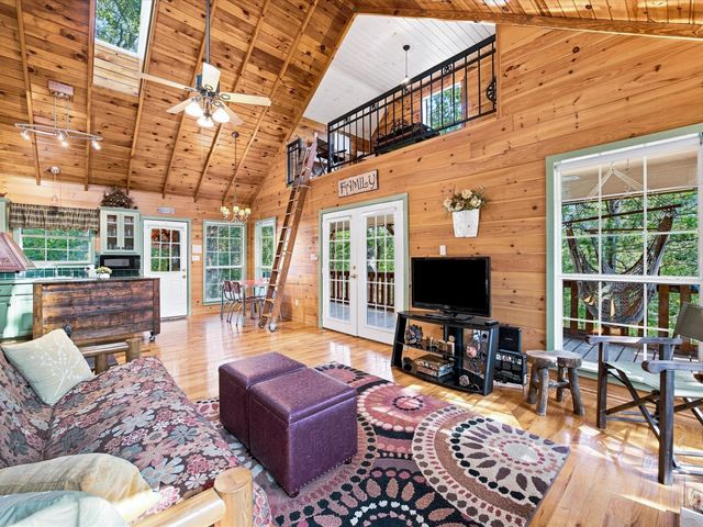 196 Lakecrest Drive, Pottsboro, TX 75076