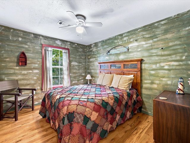 196 Lakecrest Drive, Pottsboro, TX 75076