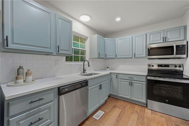 519 NE 98th Place, Kansas City, MO 64155