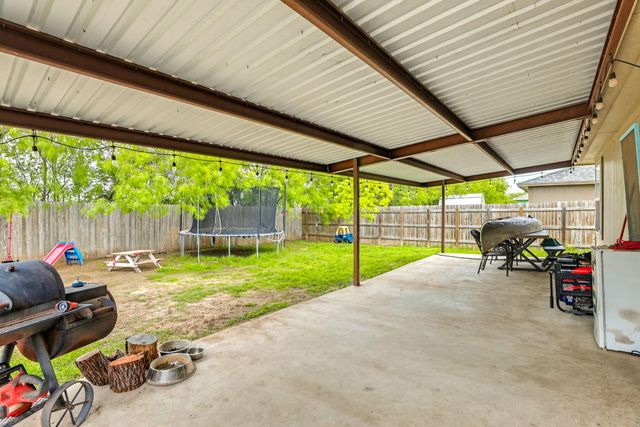 138 Talon DR, Luling, TX 78648