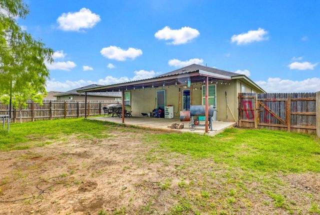 138 Talon DR, Luling, TX 78648