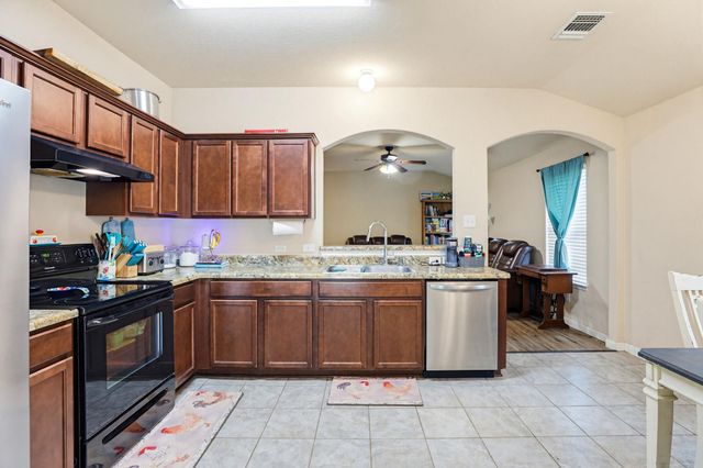 138 Talon DR, Luling, TX 78648