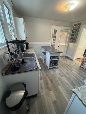 21 Fullerton St, Springfield, MA 01151
