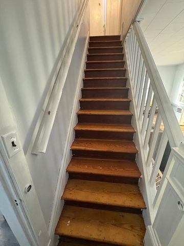 21 Fullerton St, Springfield, MA 01151