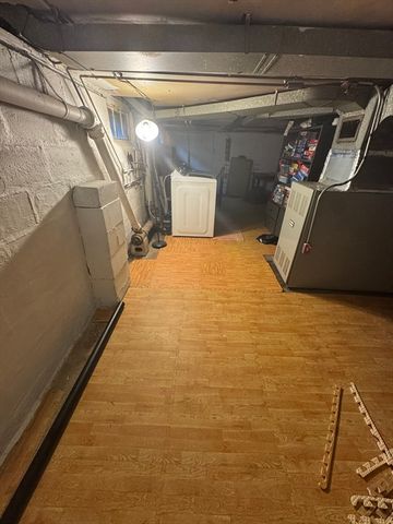 21 Fullerton St, Springfield, MA 01151