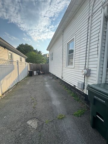 21 Fullerton St, Springfield, MA 01151