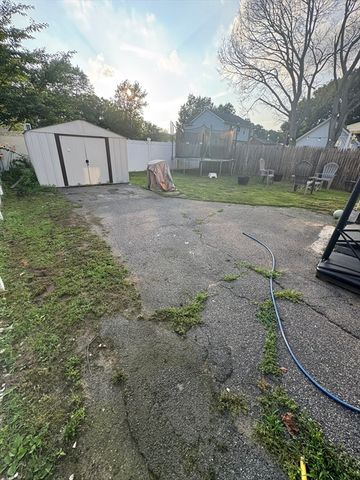 21 Fullerton St, Springfield, MA 01151