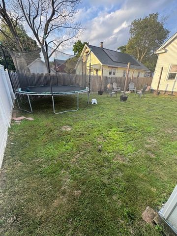 21 Fullerton St, Springfield, MA 01151