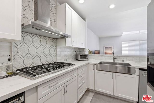514 S Barrington Avenue 104, Los Angeles, CA 90049