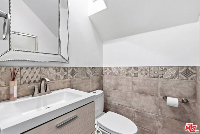 514 S Barrington Avenue 104, Los Angeles, CA 90049