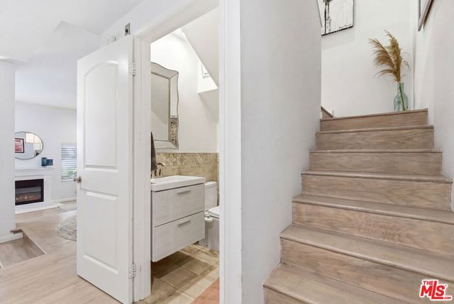514 S Barrington Avenue 104, Los Angeles, CA 90049