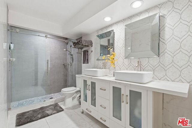 514 S Barrington Avenue 104, Los Angeles, CA 90049