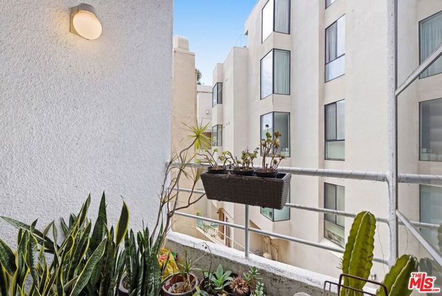 514 S Barrington Avenue 104, Los Angeles, CA 90049