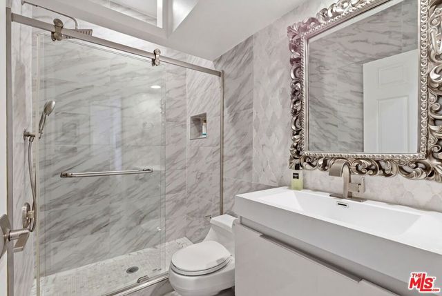 514 S Barrington Avenue 104, Los Angeles, CA 90049