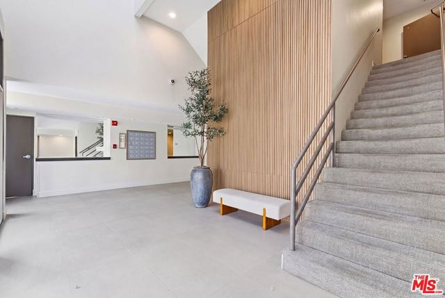 514 S Barrington Avenue 104, Los Angeles, CA 90049
