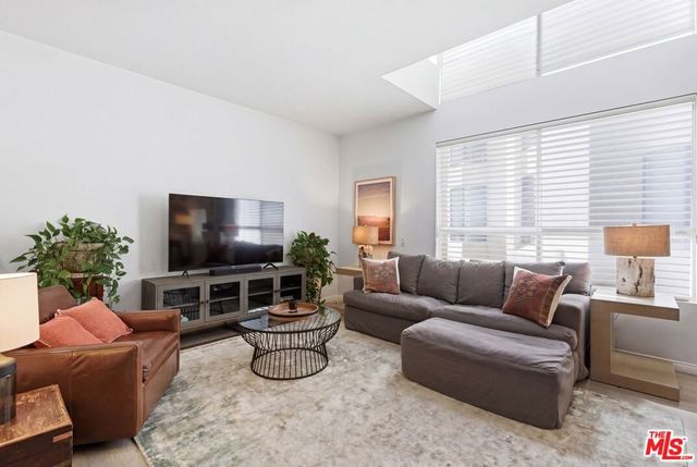 514 S Barrington Avenue 104, Los Angeles, CA 90049