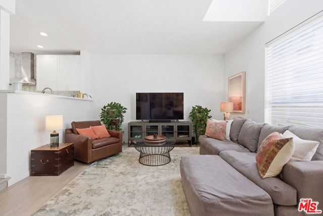 514 S Barrington Avenue 104, Los Angeles, CA 90049