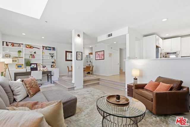 514 S Barrington Avenue 104, Los Angeles, CA 90049