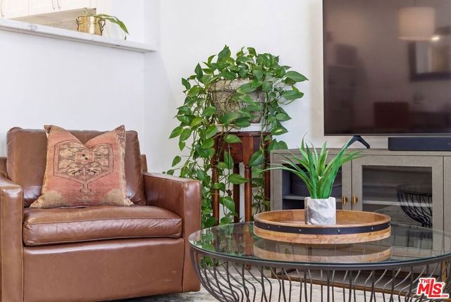 514 S Barrington Avenue 104, Los Angeles, CA 90049