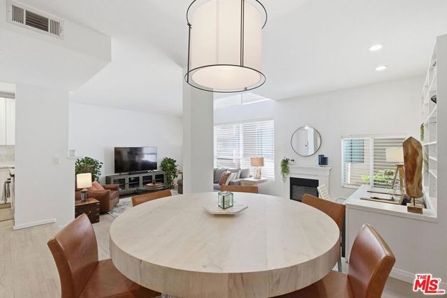 514 S Barrington Avenue 104, Los Angeles, CA 90049
