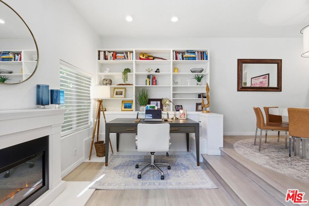 514 S Barrington Avenue 104, Los Angeles, CA 90049