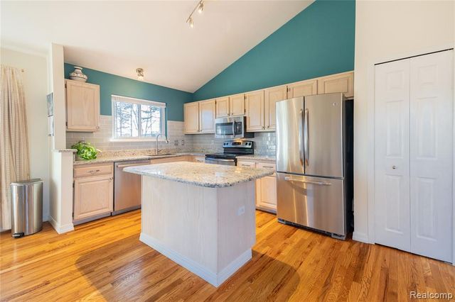 907 Huntclub Boulevard, Auburn Hills, MI 48326