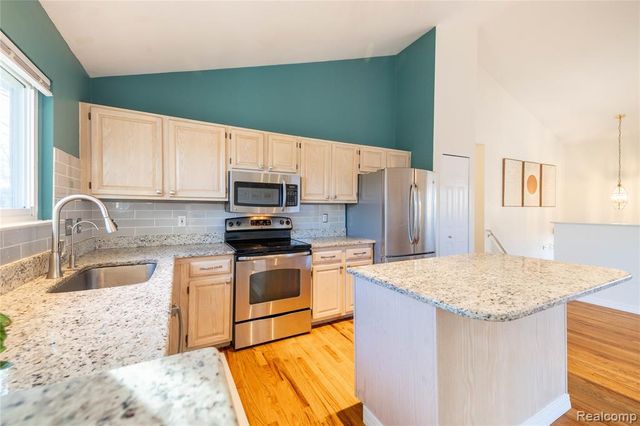 907 Huntclub Boulevard, Auburn Hills, MI 48326