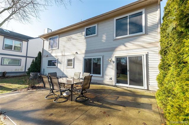 907 Huntclub Boulevard, Auburn Hills, MI 48326