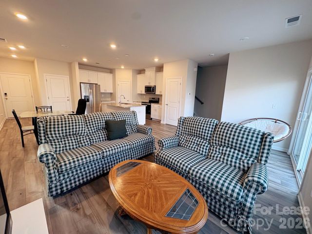 1070 Plumcrest Drive, Charlotte, NC 28216