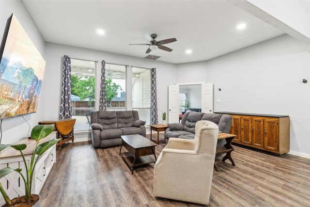 522 Ridgewood Street, Lake Dallas, TX 75065