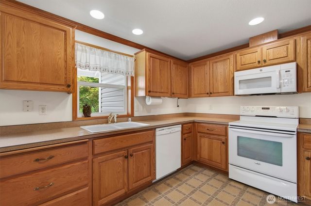 218 W Sunny Sands Road, Cathlamet, WA 98612