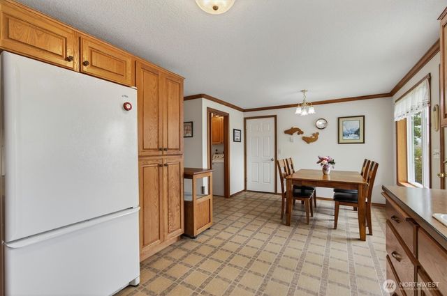 218 W Sunny Sands Road, Cathlamet, WA 98612