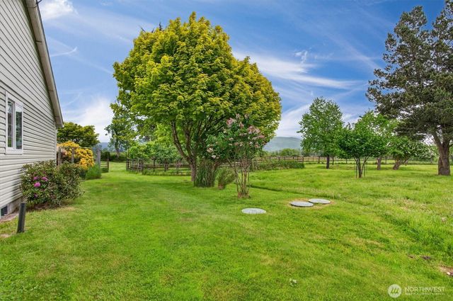 218 W Sunny Sands Road, Cathlamet, WA 98612