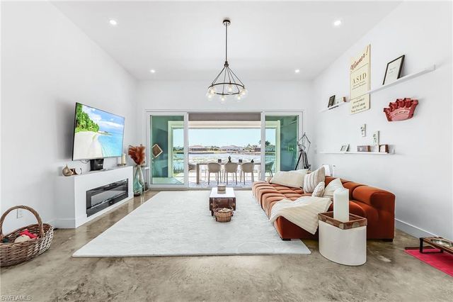 504 NE 9th ST, Cape Coral, FL 33909