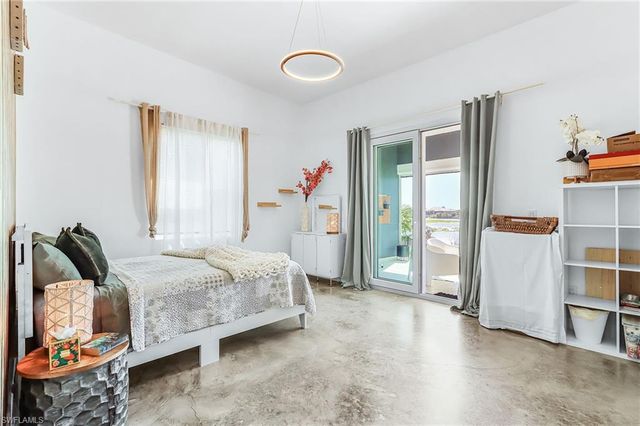 504 NE 9th ST, Cape Coral, FL 33909