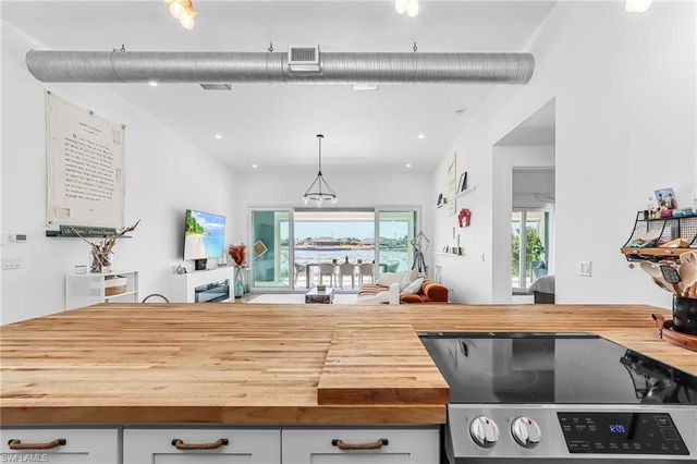 504 NE 9th ST, Cape Coral, FL 33909