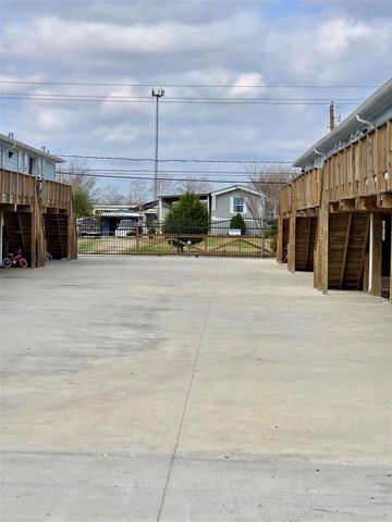 915 24th Street, Dickinson, TX 77539