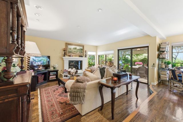 377 Troon Dr, Napa, CA 94558