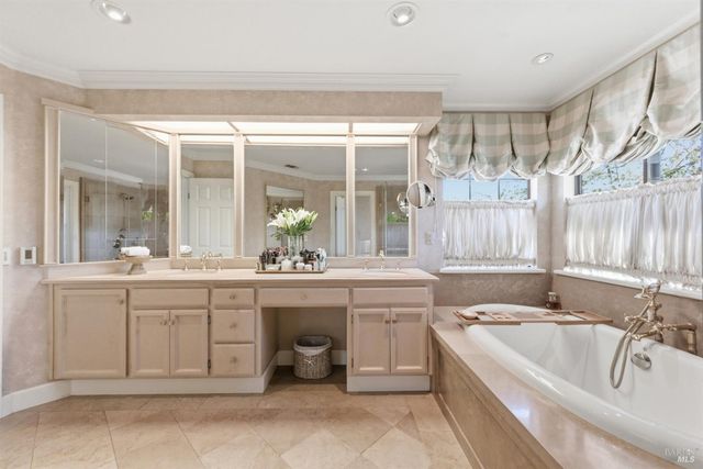 377 Troon Dr, Napa, CA 94558