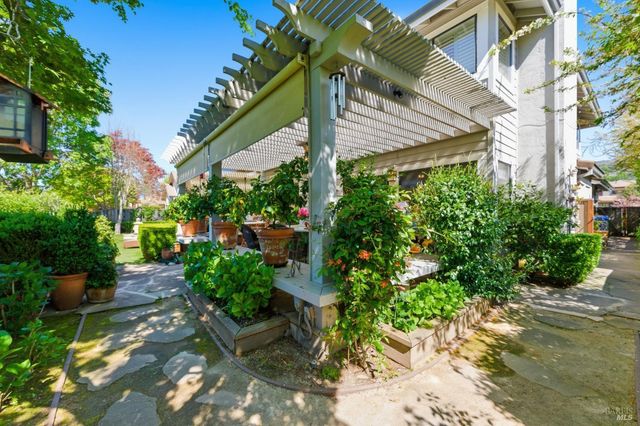 377 Troon Dr, Napa, CA 94558