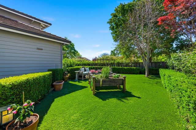 377 Troon Dr, Napa, CA 94558