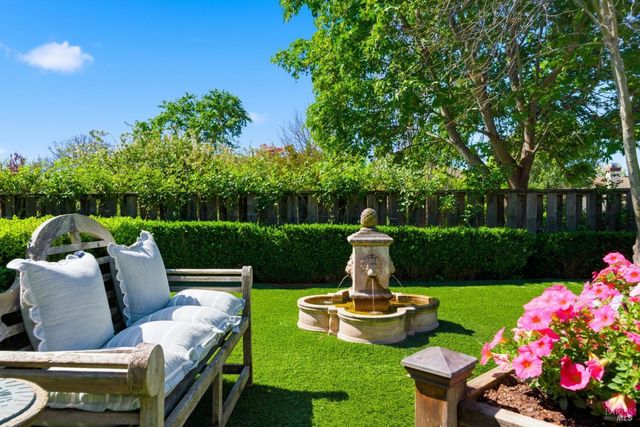 377 Troon Dr, Napa, CA 94558