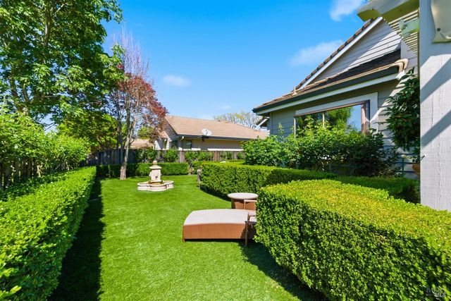 377 Troon Dr, Napa, CA 94558