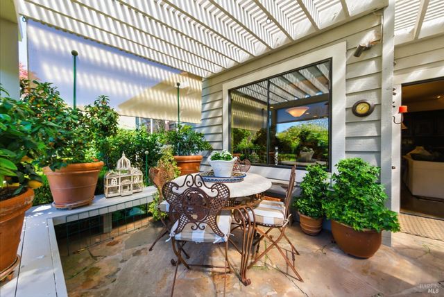 377 Troon Dr, Napa, CA 94558