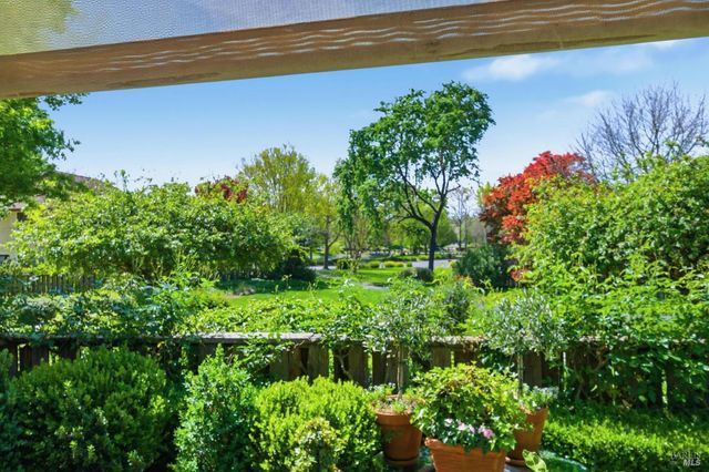 377 Troon Dr, Napa, CA 94558